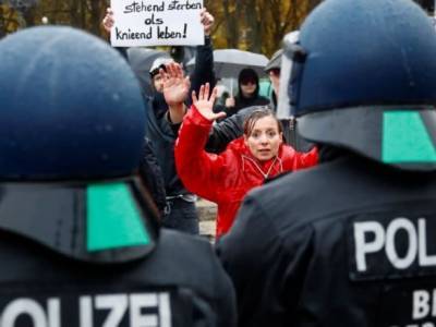 В Дрездене во время антикарантинного протеста пострадали полицейские - unn.com.ua - Киев - Германия