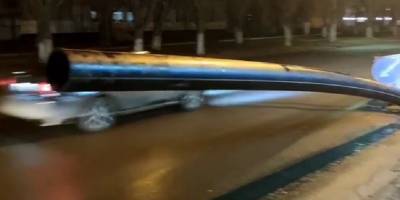 На 25 Чапаевской дивизии/Инглези в Одессе посреди дороги опасно торчит труба, в сети пророчат ДТП, фото - ТЕЛЕГРАФ - telegraf.com.ua - Одесса