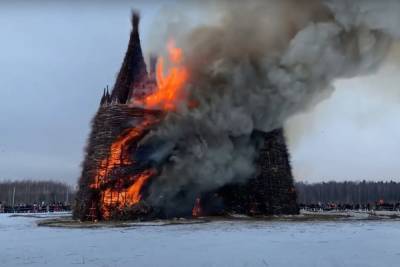 Огромный замок «корона-людоеда» сожгли на Масленицу в Никола-Ленивце - mk.ru - Калужская обл.