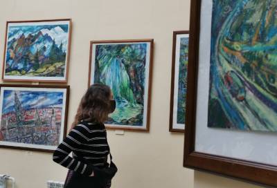 В Сосновом Бору открылась выставка живописи «Над уровнем неба» - online47.ru