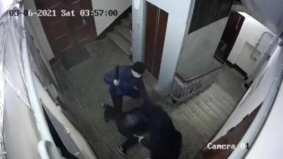 Полицейские задержали подозреваемых в нападении на мужчину в подъезде в Московском районе - piter.tv - Санкт-Петербург - р-н. Московский - Нападение