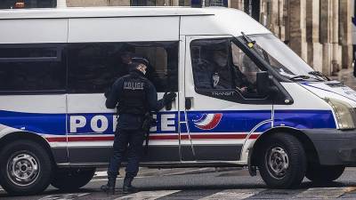 В Париже полицейский застрелил угрожавшего ему с ножом мужчину - iz.ru - Париж