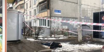 На Юбилейном в Харькове мужчина поскользнулся, упал и умер - момент попал на видео - ТЕЛЕГРАФ - telegraf.com.ua - Харьков