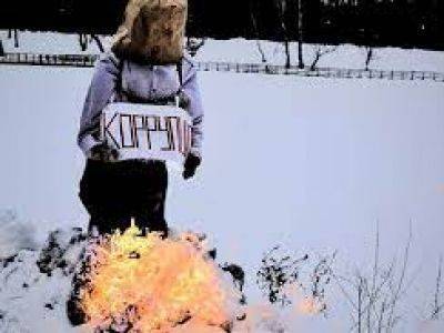 Активисты Freaks in Pics сожгли чучело протестующего с плакатом "Коррупция" - kasparov.ru