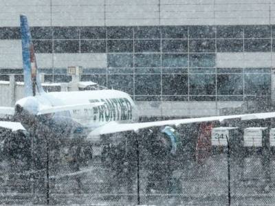 Аэропорт Денвера отменил более 2 тыс. рейсов из-за снежного шторма (видео) - rosbalt.ru - Денвер