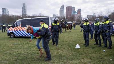 Полиция Гааги задержала около 20 протестующих против антиковидных мер - iz.ru - Гаага