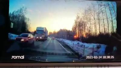 Пять человек погибли в ДТП с грузовиком в Свердловской области - piter.tv - Екатеринбург - Тюмень - Свердловская обл.