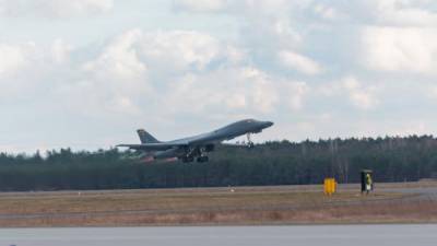Стратегический бомбардировщик США впервые приземлился в Польше - bin.ua - Украина - Швеция