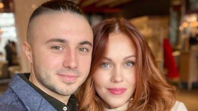 Юлий Санин - Alyosha очаровала сеть романтическим фото с мужем - 24tv.ua