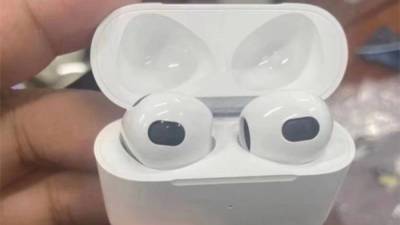 Выпуск AirPods 3 отложили, продажи фирменных наушников Apple падают - 24tv.ua