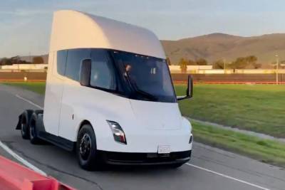 Илон Маск - Илон Маск - Видео: новейший предсерийный прототип Tesla Semi проходит испытания на тестовом треке - itc.ua