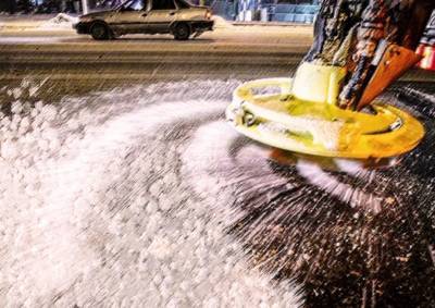 В центре Москвы коммунальщики обсыпали прохожих реагентами - mskgazeta.ru - Москва
