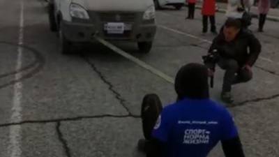 Ставропольский силач протащил зубами в сцепке четыре автомобиля - vesti.ru - Новороссийск - Ставрополье