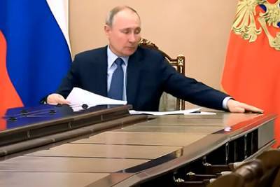 Владимир Путин - Владимир Соловьев - Павел Зарубин - Путин ловко поймал карандаш и восхитил Соловьева и его коллегу - lenta.ru - Москва