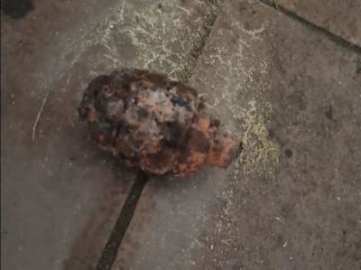 Дворник нашел старую гранату на Гатчинской улице в Петебурге — фото - ivbg.ru - Всеволожск - Петербург