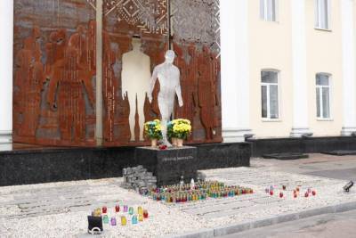 В Житомире неизвестный повредил камнем памятник «Небесной сотне» - news-front.info - Украина - Житомир