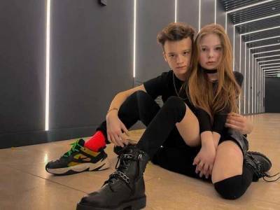Павел Пай - 8-летняя украинка завела отношения с 13-летним блогером: поцелуи демонстрируют на камеру, в сети скандал - novostiua.news - Киев