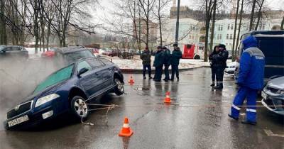 Два автомобиля в Москве провалились под землю - moslenta.ru - Москва - округ Московский - Зеленоград