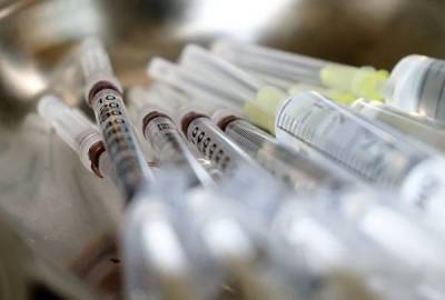 Испания и Индонезия отложили вакцинацию препаратом AstraZeneca - reendex.ru - Англия - Испания - Индонезия