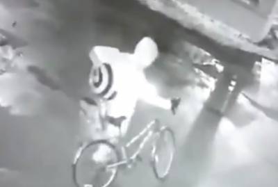 Появилось видео, где человек в форме курьера распыляет вещество у редакции «Новой газеты» - znak.com - Москва