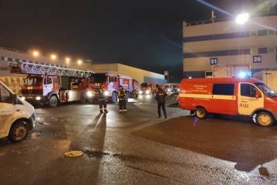 Ночной пожар на складе у Паровозного музея тушили почти 100 человек - spb.mk.ru - Санкт-Петербург