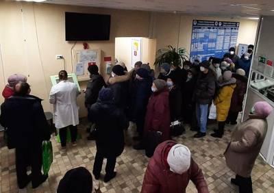 В рязанской поликлинике засняли гигантскую очередь - ya62.ru - Рязань