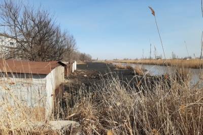 В Астрахани на пожаре из-за загоревшегося камыша пострадали гаражи, балконы квартир и автомобиль - ast.mk.ru - Астрахань - Астраханская обл.