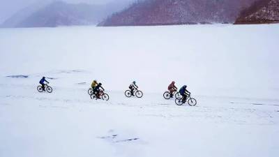 Видео из Сети. Амурские экстремалы проехали на велосипедах по Зейскому водохранилищу - vesti.ru - Снежногорск