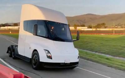 Илон Маск - Tesla начала испытания грузовика — видео - zr.ru