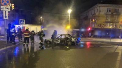 Водителя выбросило, пассажир сгорел: страшное ДТП попало на видео - vesti.ru - Калининград