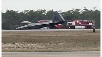 Истребитель F-22 ВВС США сел "носом" - piter.tv - шт.Флорида