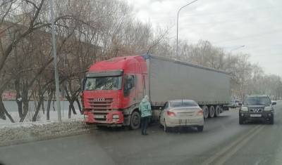 В Тюмени на Жуковского легковушка заехала под фуру - nashgorod.ru - Тюмень