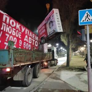 Ночью в Запорожье демонтировали 10 билбордов на колесах. Фото - reporter-ua.com - Запорожье
