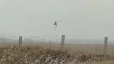 Парашютист зацепился за хвост вертолёта во время прыжка и повис в небе над Читой — видео - reendex.ru - Чита