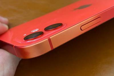Владельцы iPhone 11, iPhone 12 и iPhone SE жалуются на выцветание алюминиевой рамки - itc.ua