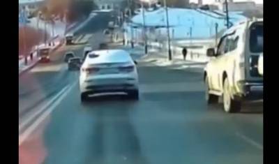 В центре Тюмени два гонщика выехали на встречную полосу улицы Республики - nashgorod.ru - Тюмень