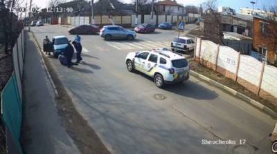 Прямо на глазах у копов: в Харькове на зебре сбили женщину, момент попал на видео - kharkov.politeka.net - Харьков