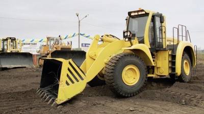 Мужчина на погрузчике протаранил пять авто и разгромил крыльцо в Прикамье— видео - 5-tv.ru - Пермский край