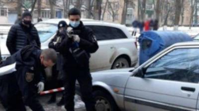 В Киеве неадекват набросился на прохожих, а потом нанес удар ножом в спину: "когда человек отвернулся..." - politeka.net - Киев