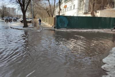 В огромную лужу у набережной в Твери упал человек - tver.mk.ru - Тверь