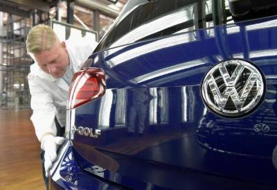 Герберт Дисс - Volkswagen обратился к электромобилям и сокращению расходов - smartmoney.one - Reuters