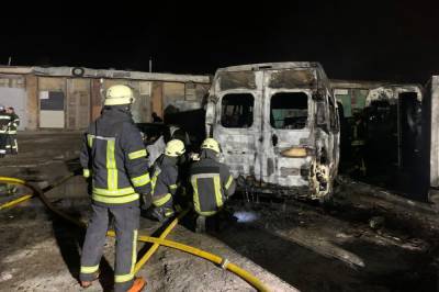 В Харькове на стоянке пылало четыре буса и легковушка - news.bigmir.net - Харьковская обл. - Харьков