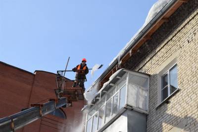Александр Ермаков - В областном центре крыши домов очищают от сосулек и снега - ulpravda.ru - Ульяновск