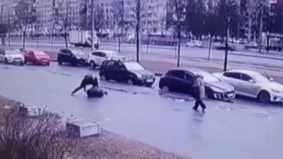 Петербургский водитель напал на пассажира с пистолетом и ножом. Видео - vesti.ru - Санкт-Петербург
