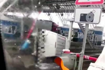 На границе Тульской и Московской областей автомобиль перевернулся на пункте оплаты - tula.mk.ru - Московская обл. - Тула - Тульская обл.