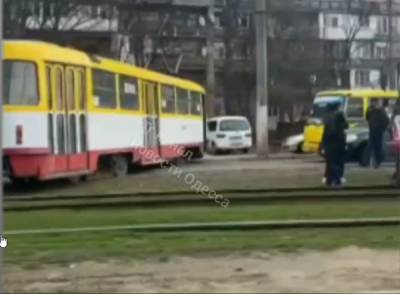 В Одессе трамвай попал в аварию, вагон оказался вне рельсов: видео происходящего - odessa.politeka.net - Одесса - Одесская обл.