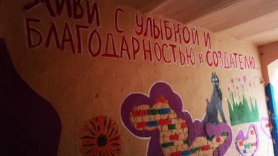 Во "дворе Нельсона" на Петроградке продолжают появляться рисунки - piter.tv