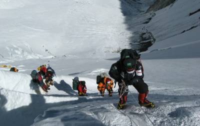 Эверест снова принимает туристов: подано 300 заявок на восхождение - korrespondent.net - Бахрейн - Непал