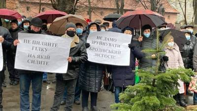 Состоялся пикет под Львовской ОГА: протестовали против объединения лесхозов – фото - 24tv.ua