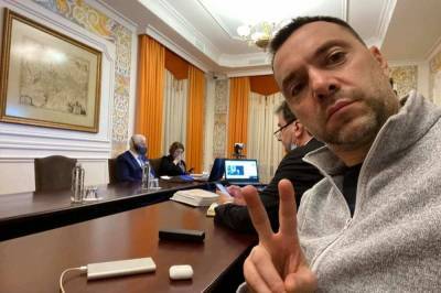 «Забалтываем, пока спецназ подбирается» – Арестович о «тактике»... - politnavigator.net - Россия - Украина - Киев - ДНР - Минск - Донбасс